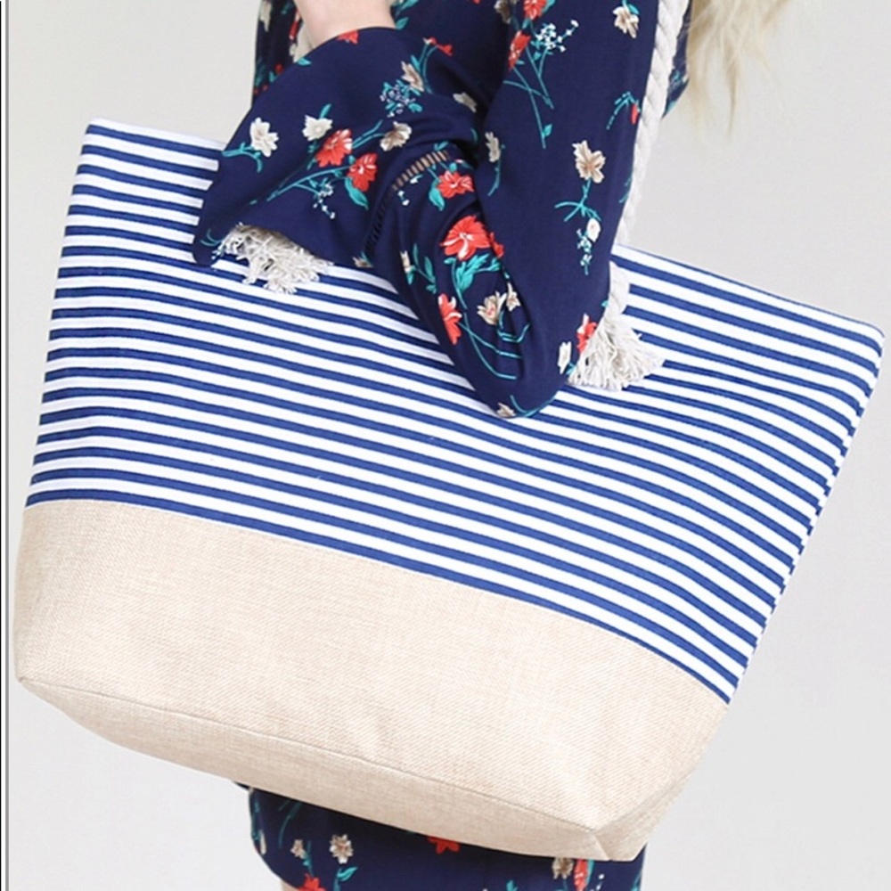 ☕️Striped Navy and Burlap Tote 🌟